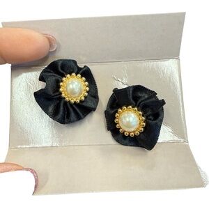 Avon “Fashion Flourish” Black and Gold Pearl clip Earrings NIB 1989 vintage